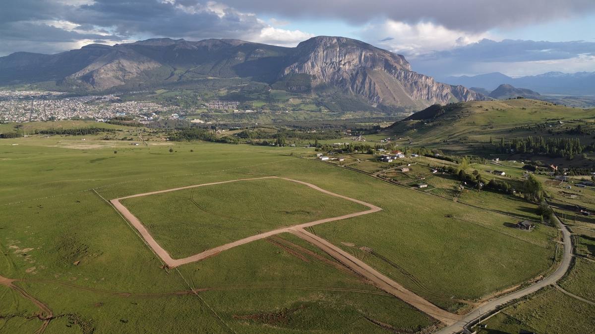 Vista aérea del trazado de los caminos del loteo